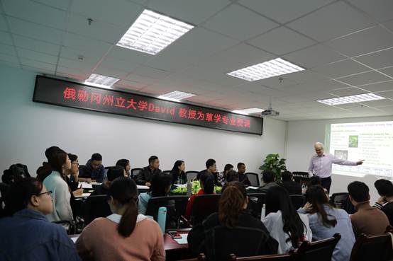 说明: D:\work\博士研究生教学协助\David 教授来校授课 张新全20181030\3A6A1010.JPG