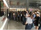留学生参观校史展